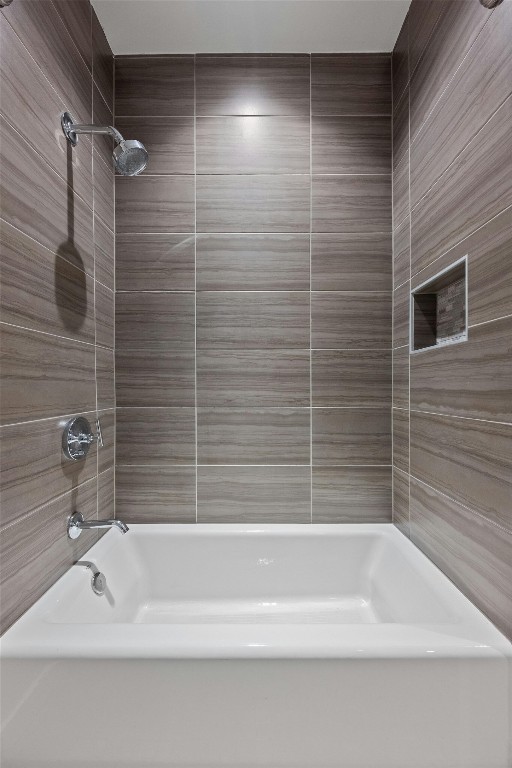 bathroom featuring tiled shower / bath