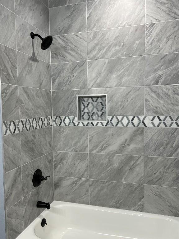 bathroom featuring tiled shower / bath