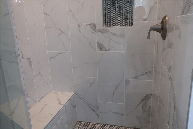 bathroom featuring a tile shower