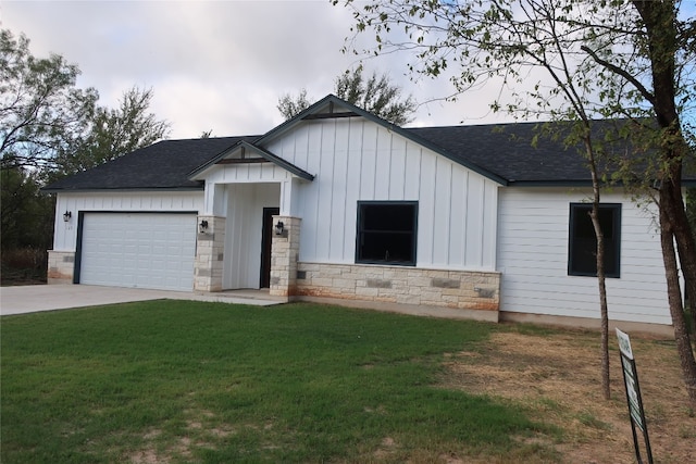 view of front facade with a garage and a front lawn