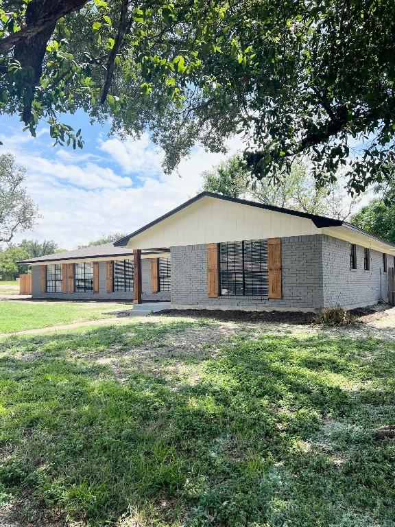 ranch-style house featuring a front yard