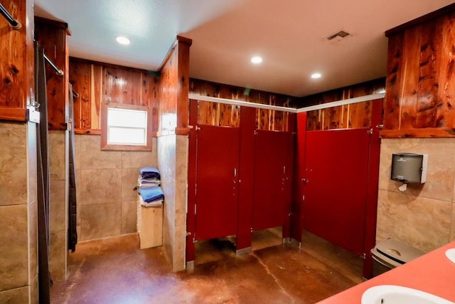 bathroom featuring concrete flooring