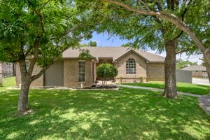 ranch-style home featuring a front lawn