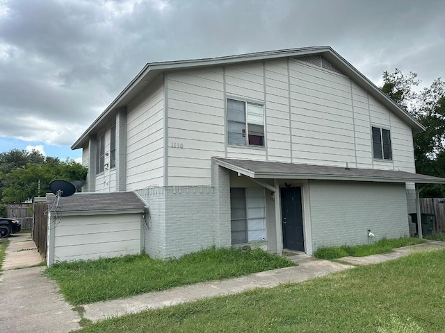 view of front of home featuring a front lawn