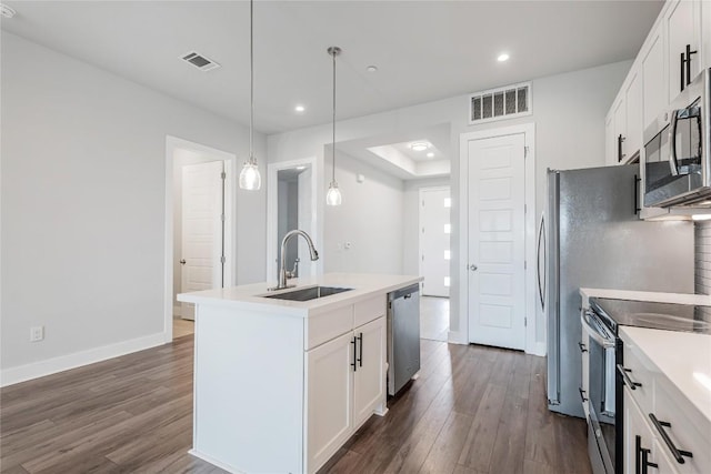 4507 E Martin Luther King Jr Blvd Unit 122, Austin, TX 78721 - kitchen featuring a sink, stainless steel appliances, dark wood-style floors, white cabinets, and recessed lighting