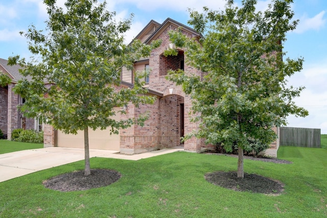 view of front facade featuring a front yard