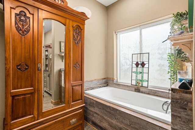 bathroom featuring tiled tub