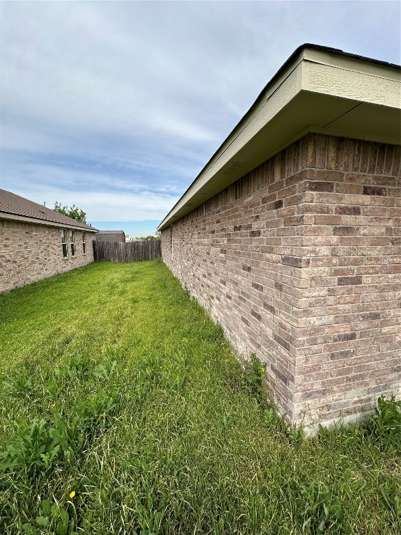 exterior space featuring a lawn