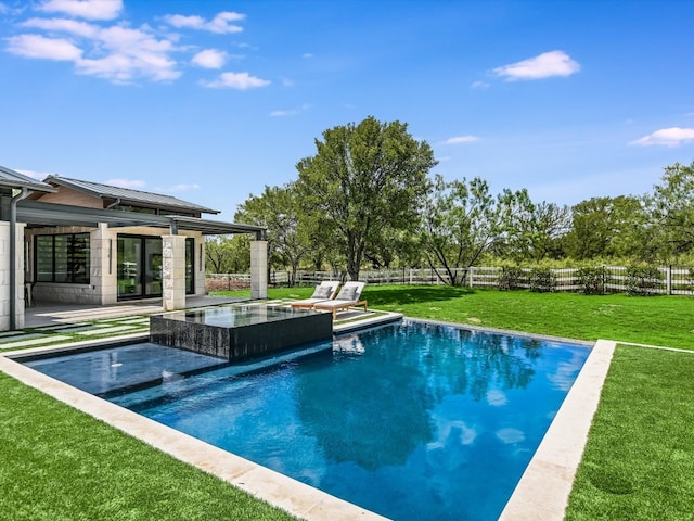 view of pool featuring an in ground hot tub and a yard