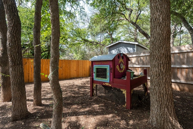 view of yard featuring an outbuilding