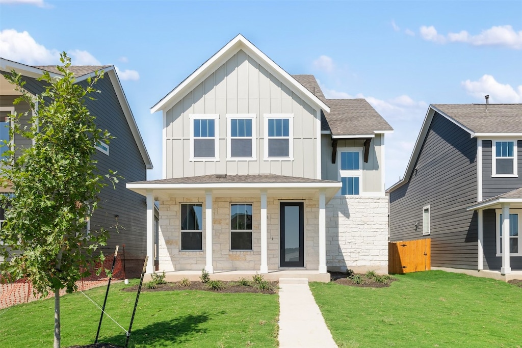 view of front facade with a front yard