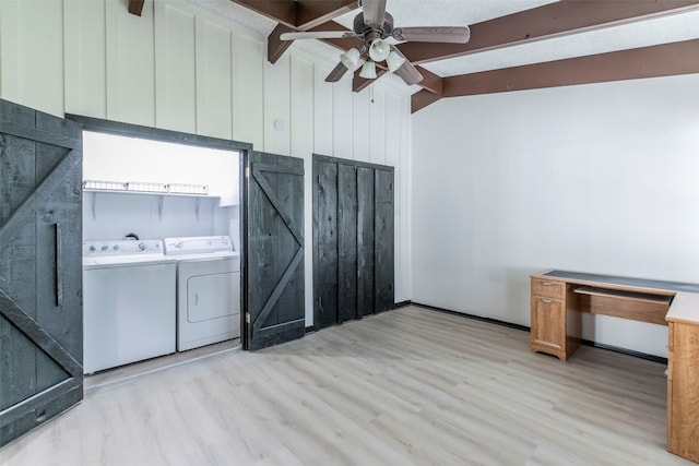 clothes washing area featuring a barn door, light hardwood / wood-style floors, ceiling fan, and washer and dryer