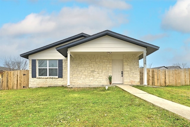 view of front of home featuring a front yard