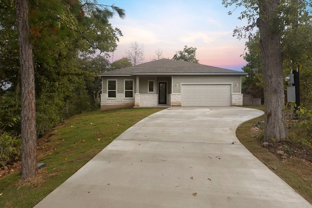 view of front facade featuring a garage and a lawn