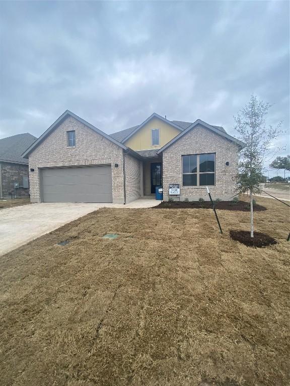 view of front facade featuring a garage and a front yard