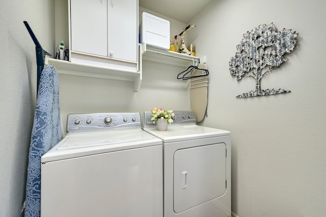 laundry room featuring cabinets and independent washer and dryer