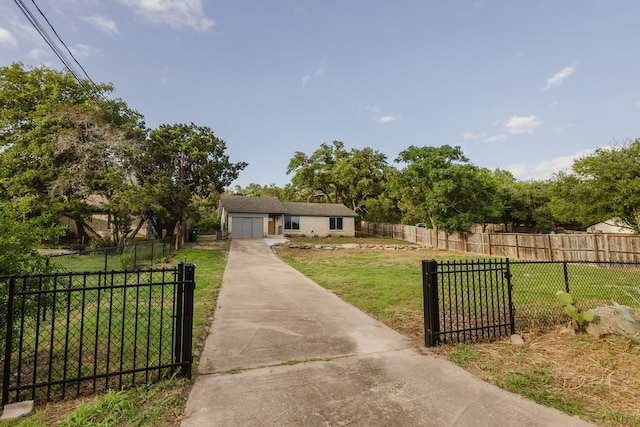 view of front of house featuring an outdoor structure and a front yard