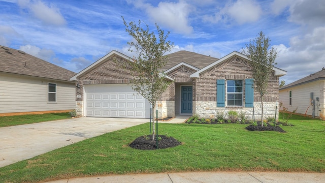 view of front facade featuring a front yard and a garage