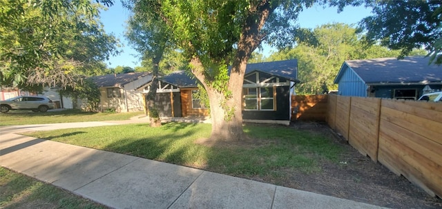 view of front of property featuring fence and a front yard