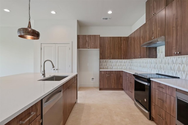 2646 Crazyhorse Pass, Austin, TX 78734 - kitchen featuring stainless steel appliances, under cabinet range hood, a sink, visible vents, and modern cabinets