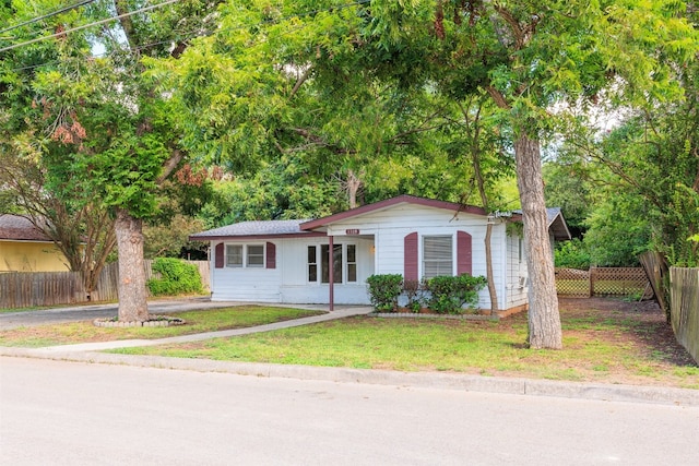 view of front of house with a front lawn