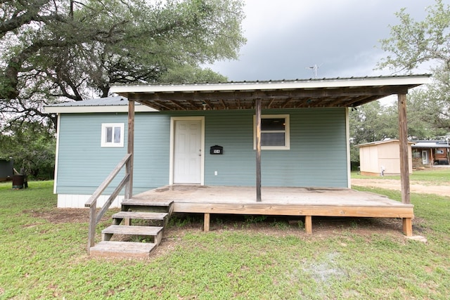 view of front of property featuring a front lawn