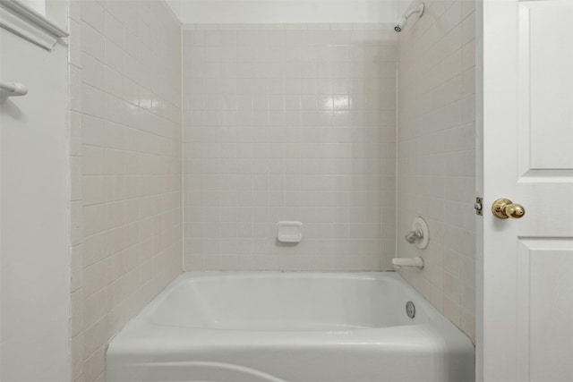 bathroom featuring tiled shower / bath combo