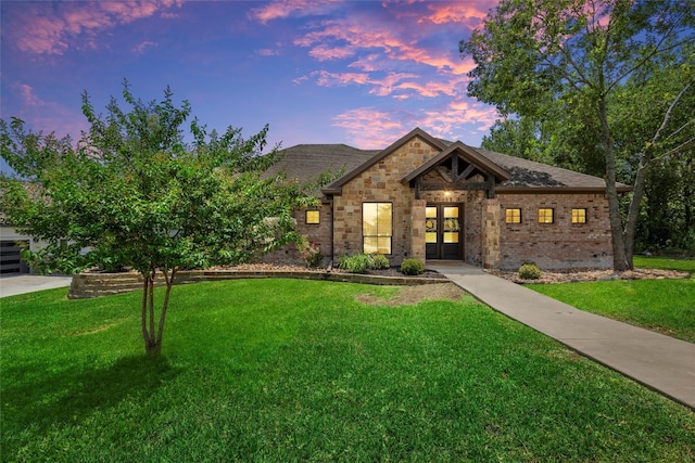 view of front of home featuring a lawn