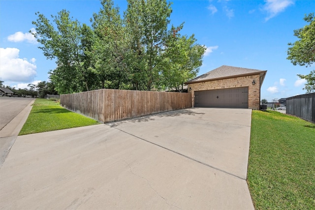 view of front of house featuring a garage and a front yard