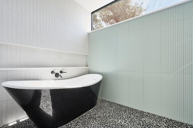 3003 Oakhaven Dr, Austin, TX 78704 - full bathroom featuring a soaking tub