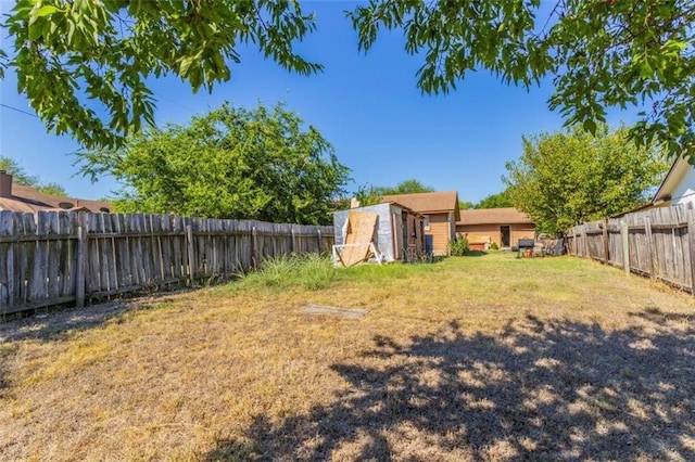 view of yard with a storage shed