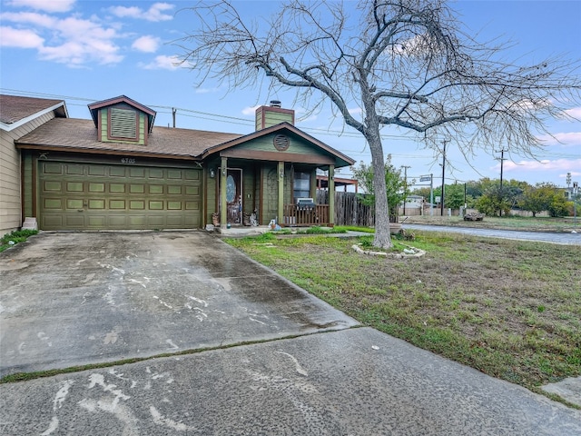 view of front facade featuring a garage and a front yard