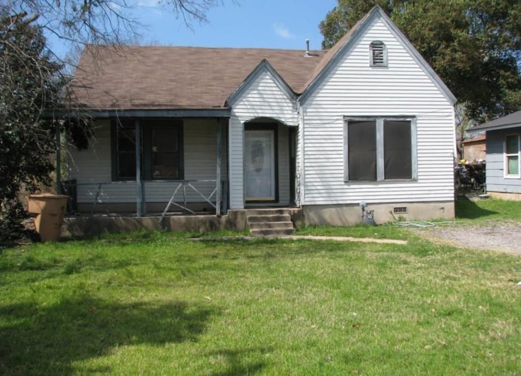 view of front of home with a front lawn