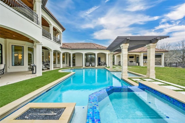 view of pool featuring an in ground hot tub, a pergola, a lawn, and a patio area