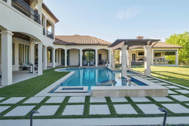 14132 Flat Top Ranch Rd, Austin, TX 78732 - view of pool featuring a patio area, a yard, and a pool with connected hot tub