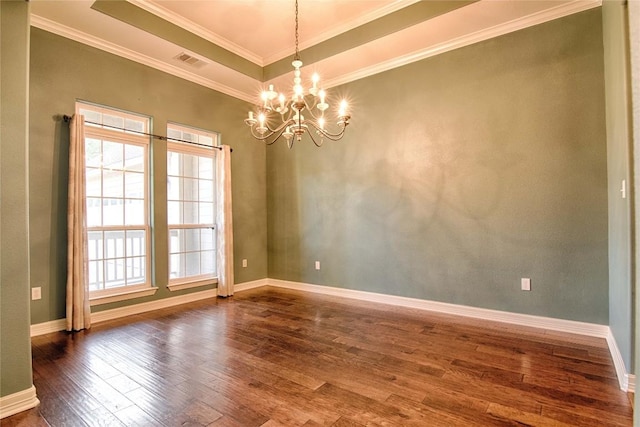 spare room featuring a tray ceiling, ornamental molding, dark hardwood / wood-style floors, and a notable chandelier