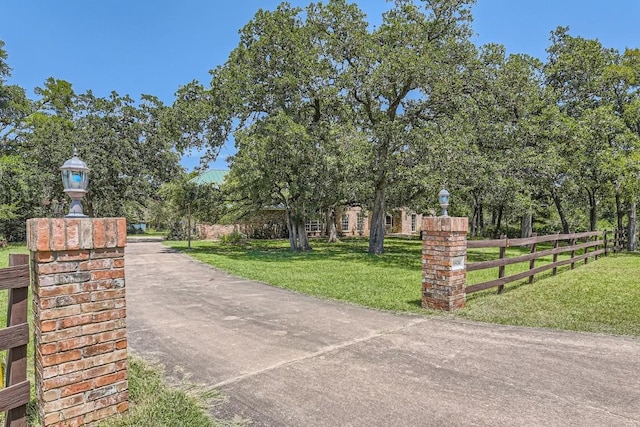 view of front of property featuring a front yard and fence