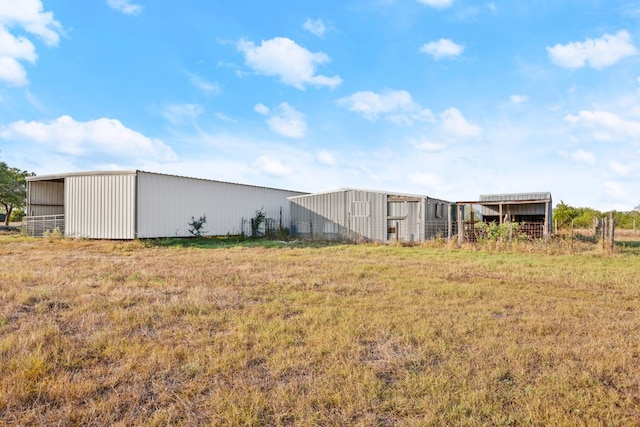 view of yard with an outdoor structure