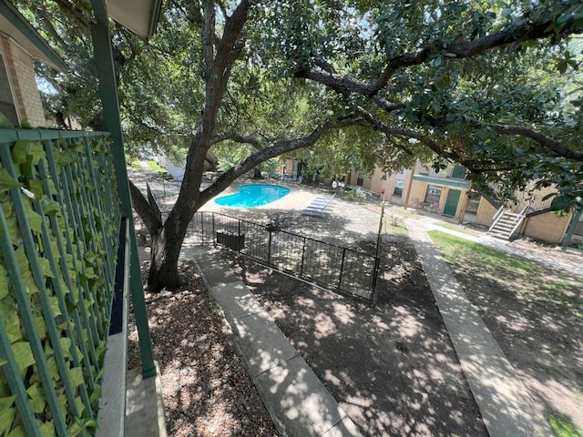 view of yard featuring a fenced in pool