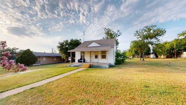 bungalow featuring a front lawn