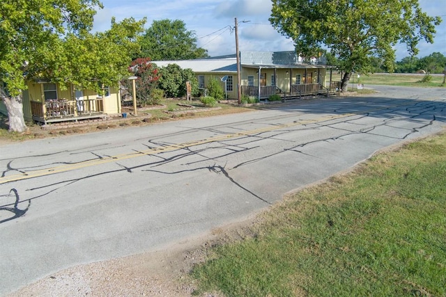 128 Gonzales St, Paige, TX 78659 - view of front facade featuring a porch