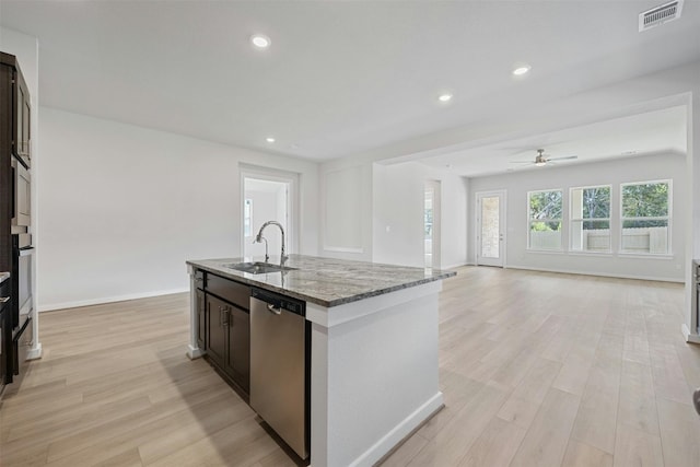 kitchen featuring appliances with stainless steel finishes, light wood-type flooring, a kitchen island with sink, and sink