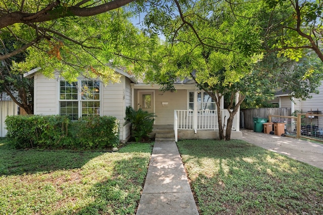 view of front of property featuring a front lawn