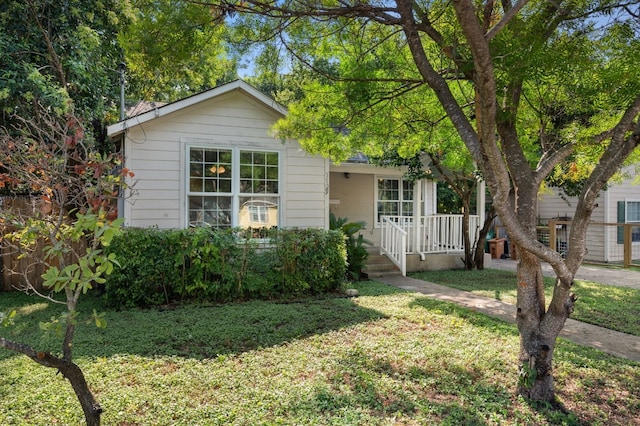 view of front of home featuring a front yard