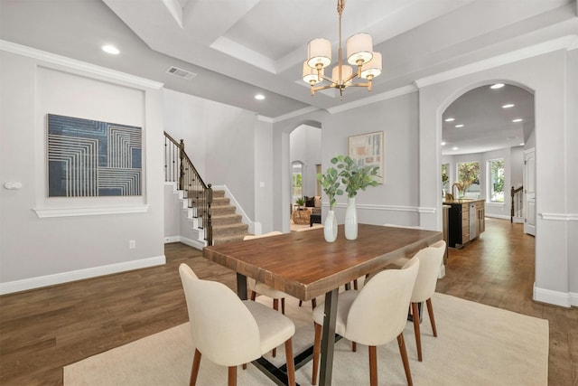 dining room featuring crown molding, dark hardwood / wood-style flooring, a notable chandelier, and sink