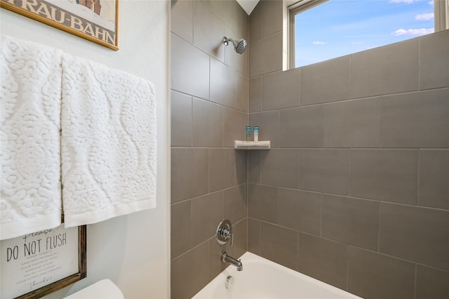 bathroom with tiled shower / bath combo