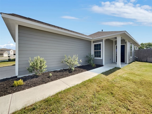 view of front of house with a front lawn