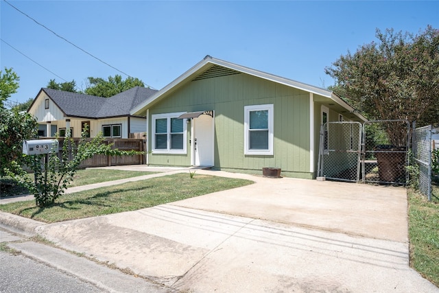 view of front facade featuring a front yard