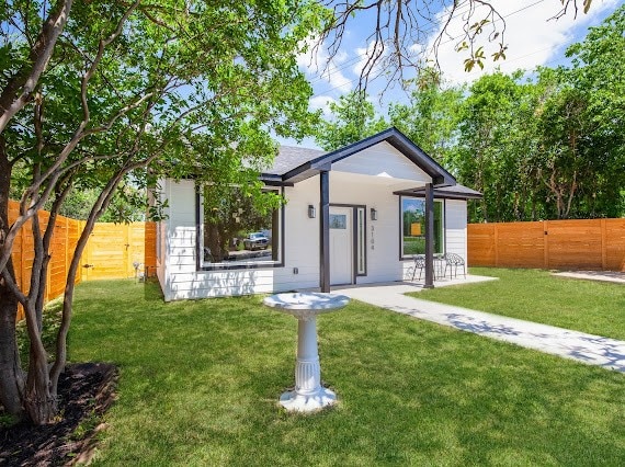 view of front of property with a front yard