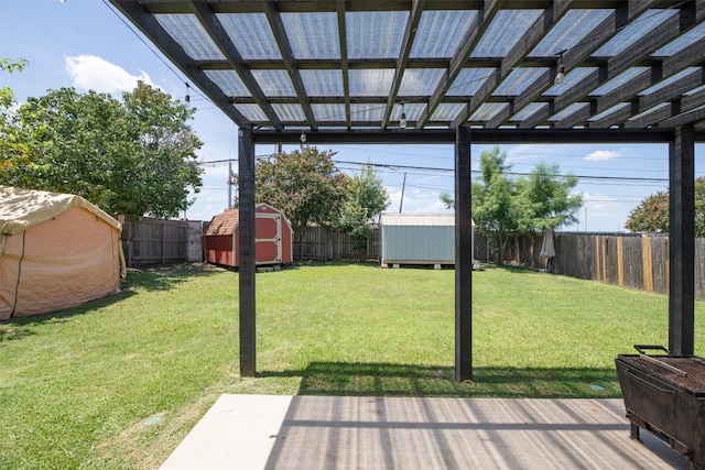 view of yard featuring a shed